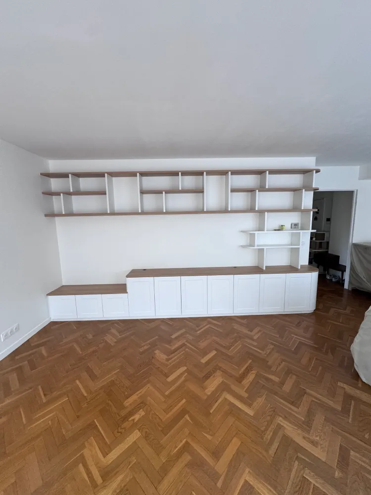 Bibliothèque murale et placards blancs